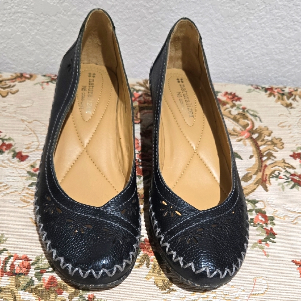 Naturalizer Black Leather Wedges with Stitch Detail Size 7 N